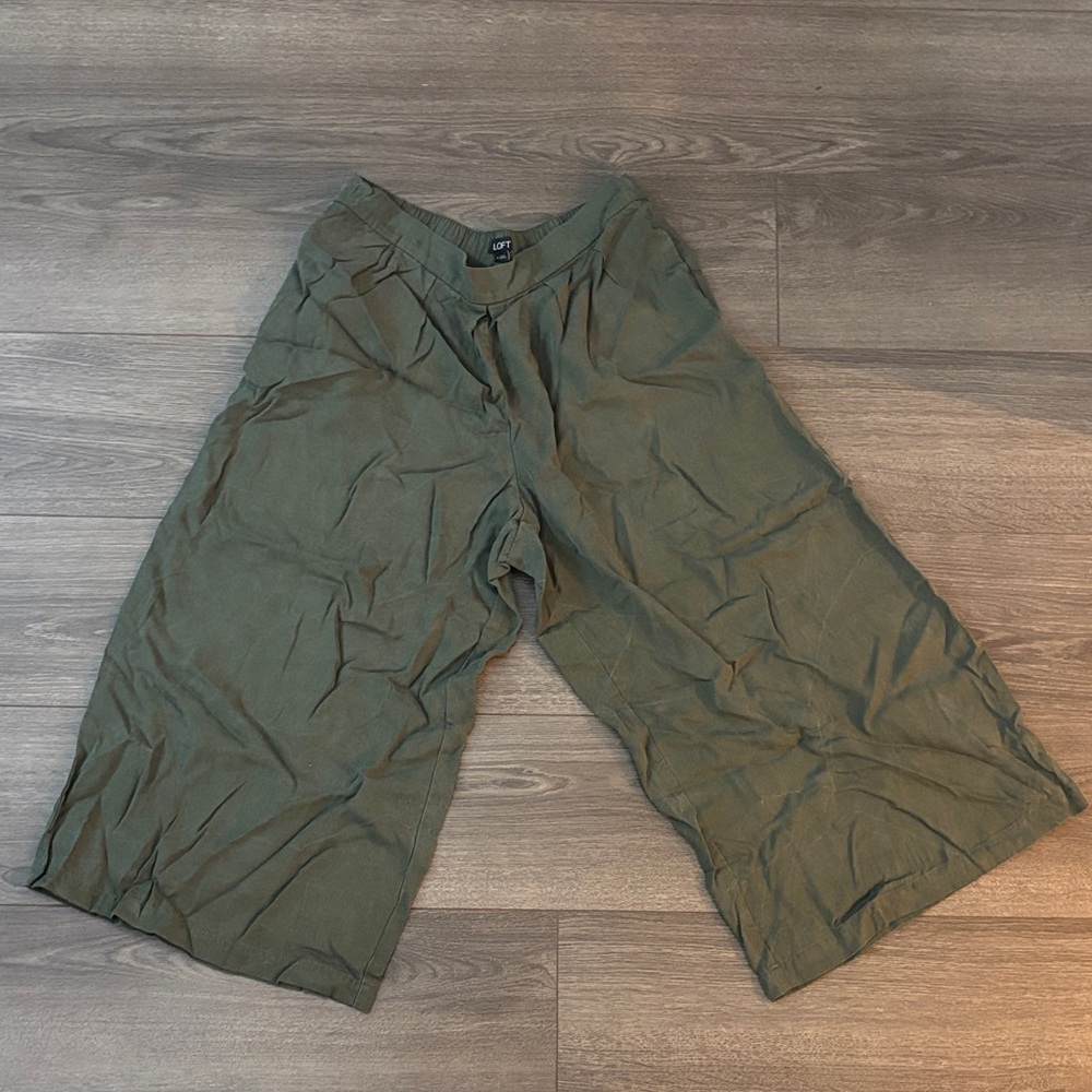 LOFT Olive Wide-Leg Capris